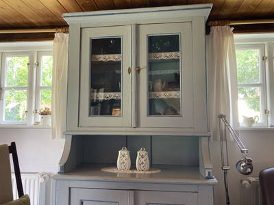 Nostalgischer Geschirrschrank