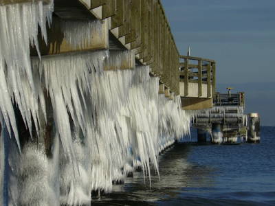 Seebrücke am Schönberger Strand - vereist
