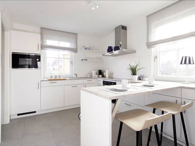 Blick auf die Küchenzeile mit Tresen