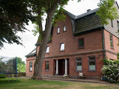 Wohnhaus (Fenster über dem Eingang und das linke daneben gehören zur Fewo 1)