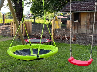 Unser Spielplatz direkt bei den Hühnern!