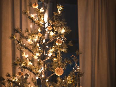 Wundervolle Weihnachtstage im geschmückten Haus verbringen