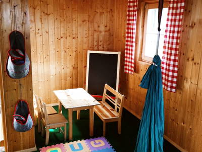 Kinderspielhaus mit Therapieschaukel