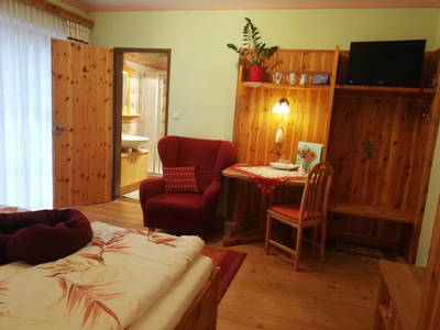 Zirbenzimmer - gemütliche Sitzgelegenheit