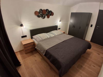 Schlafzimmer mit Doppelbett andere Ansicht