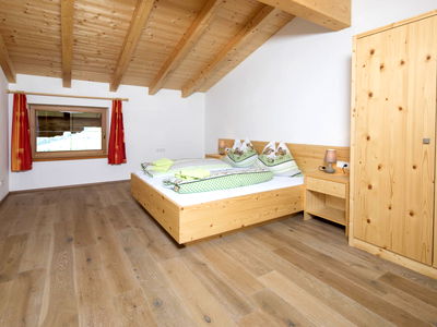 Schlafzimmer mit Doppelbett