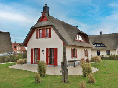 Blick auf das reetgedeckte Ferienhaus