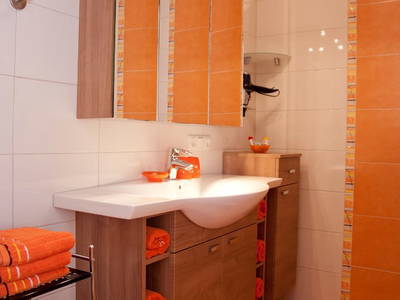 Das mit sehr viel Liebe eingerichtete 27m² große Zimmer „Herbst“ mit einem Wohn- Schlafzimmer, einer Kochzeile mit Kühlschrank und Nespressomaschine, Dusche-WC getrennt.