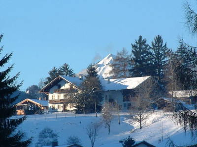 Winterlandschaft mit Hausberg Hochfelln