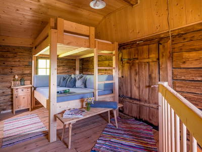 Stockbett mit integrierter Lese- und Kuschelecke