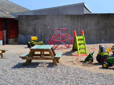 Der kleine Spielplatz,dahinter ist unsere Strohscheune / der Lagerplatz für Gocart´s /  Bollerwägen / Trettraktoren mit und ohne Anhäger.