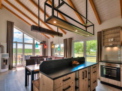 großer Wohnraum mit Kamin im Wellnesshaus Seestern