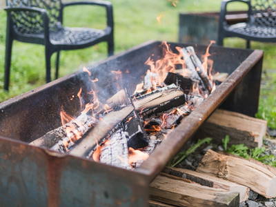 Feuer machen für Stockbrot Hof Köhne