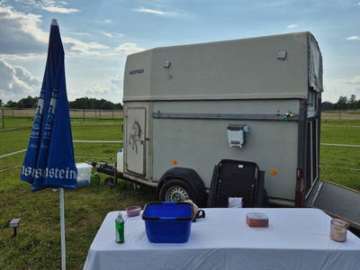 Schlafen im ausgebauten Pferdehänger auf der Koppel unter Sternenhimmel