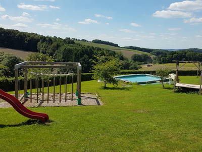 Spielplatz mit Klettergerüst, Seilbahn und Rutsche