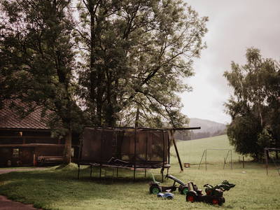 Spielwiese mit Riesentrampolin, Fußballtoren und Fahrzeugen