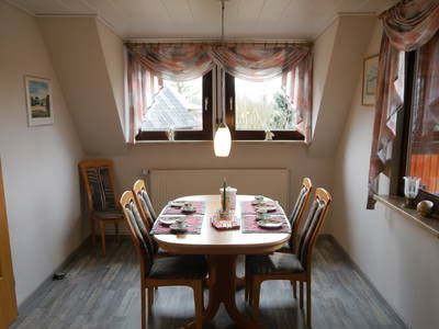 Stube mit Esstisch Hofseite