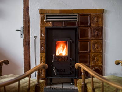 Gusseiserner Kamin im Westgiebel