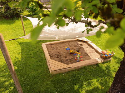 Sand Spielen  - Ferienhof Sinz - Bild: Julie Baaske www.whiite.space