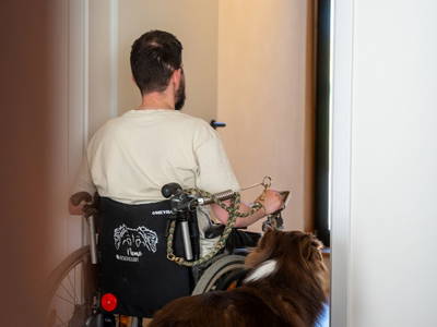 Timo und Assistenzhund Nemo haben das Haus getestet und für gut befunden