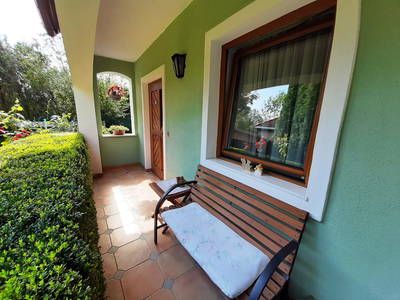 Sitzmöglichkeit vor jedem Zimmer