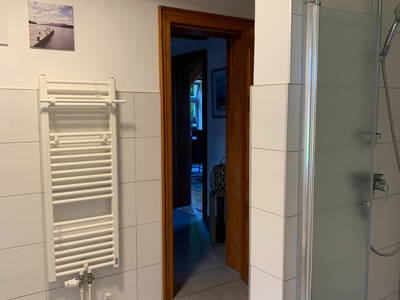 Dusche mit Toilette im unteren Bad