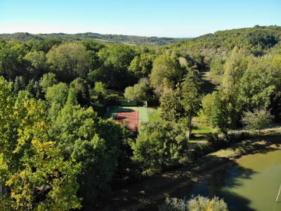 Der Tennisplatz neben unseren Badeteisch. Zu fuß vom Ferienhaus gut zu erreichen.