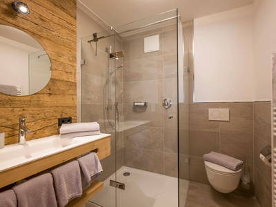 Badezimmer mit Dusche und WC