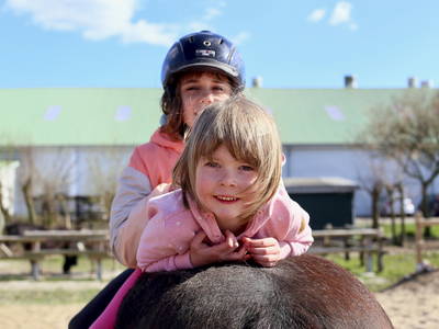 Kinder beim Ponyreiten
