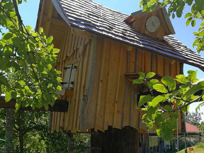 Entdecker-Hütte auf dem Abenteuer-Spielplatz