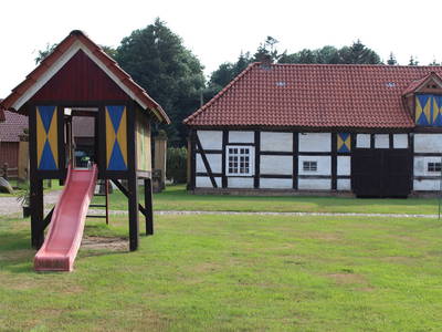 auf der Spielwiese kann man rutschen