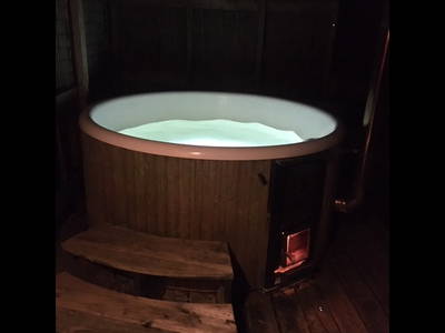 Der Hottub mit Holz beheizt
