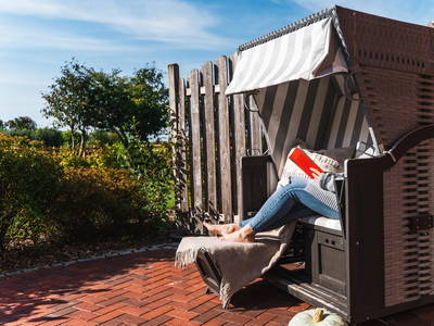 Erholung beim Lesen im Strandkorb für die Erwachsenen