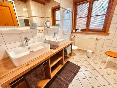 Tageslichtbad mit zwei Waschbecken, Dusche, WC, FeWo Sonnenschein