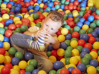 Unser Spielzimmer ist eines der vielen Highlights für die Kinder: Ab ins Bällebad