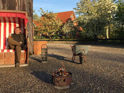 Strandkörbe hinter der Scheune um die Abendsonne zu genießen.