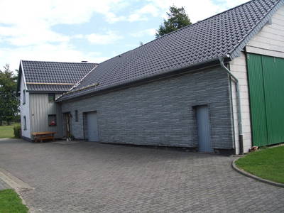 Ferienhaus von der Straße aus gesehen