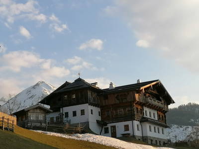 Bifei´s Hütt´n im Frühjahr - Lackenkogel im Hintergrund