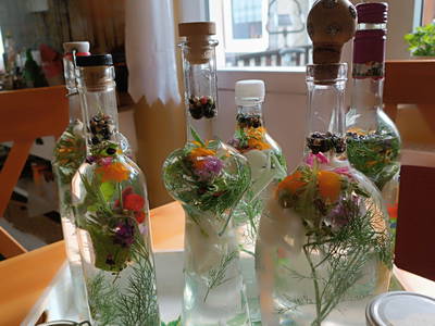 Hausgemachter Kräuteressig