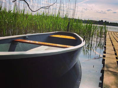 Unser hofeigener Bootssteg mit Ruderboot