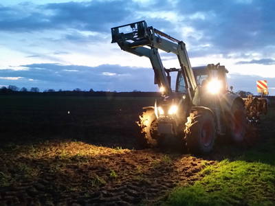 Schlepperarbeiten am Abend