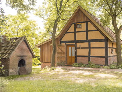 Das alte Backhaus ist jetzt eine Ferienwohnung und der Steinbackofen