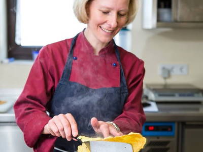 Christine backt Ofenplätze