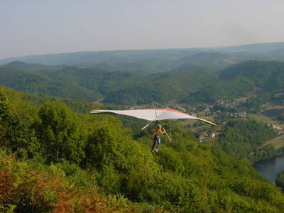 Deltaflug über dem Tal der Dordogne