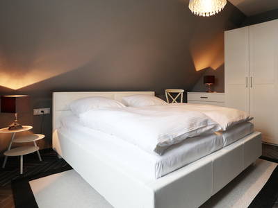 Schlafzimmer im OG mit TV und Doppelbett