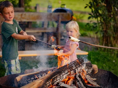 Abenteuer bei Stockbrot grillen