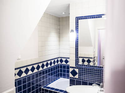 Nostalgische Fliesen und Designerwaschtisch