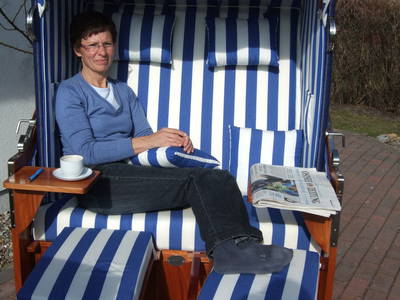 Die ersten Sonnenstrahlen im Strandkorb genießen