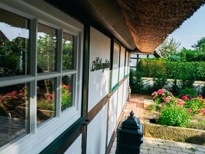 Bild 4 aus  Cottage mit Kamin und Garten