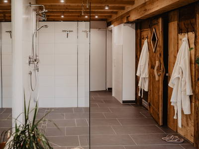 Sauna mit Duschbereich